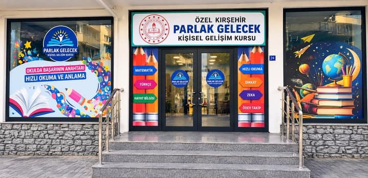 Kursun giriş cephesi: kapının üstünde “Özel Kırşehir Parlak Gelecek Kişisel Gelişim Kursu” tabelası, iki yanda renkli vitrin camları ve giriş merdiveni